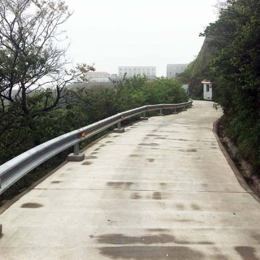 圆管高速公路护栏网规格厂家